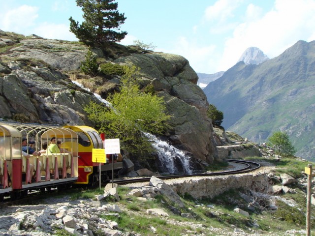 Поезд в горах.