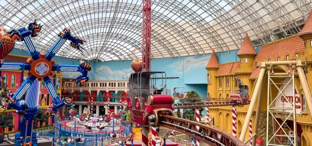 Несколько посетителей застряли на аттракционе «Воздушный поезд» в московском парке аттракционов «Остров Мечты»