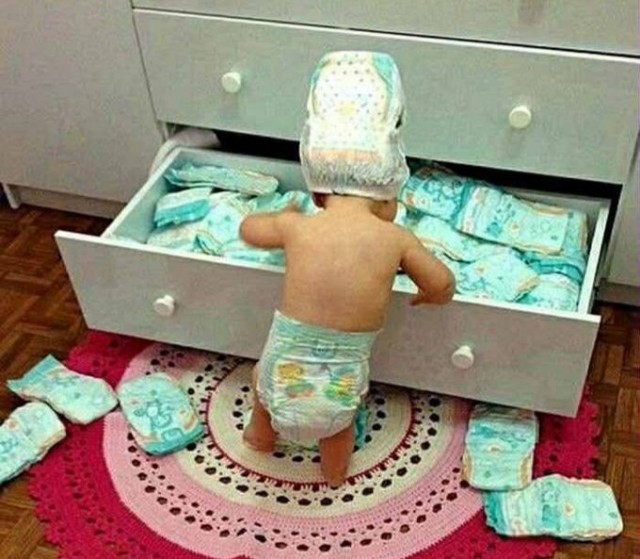 Женщина выбирает, что же надеть. Проблема. Шкаф полный, а надеть нечего.