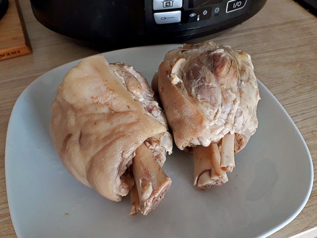 Рулька классическая с капустой