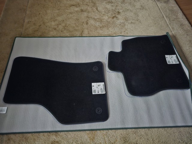 А не сшить ли мне новые коврики в машину?