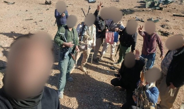 Иранцы на месте падения истребителя