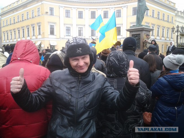Активисты майдана в Одессе вытерли ноги о знамя