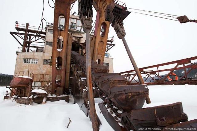 Полно алмазов пламенных на Урале заснеженном