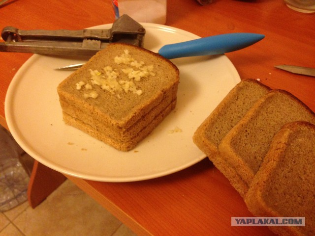 Гренки чесночные к пиву с соусом