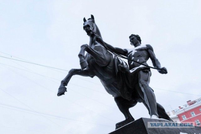 Могила Виктора Нуаре — магнит для парижских женщин
