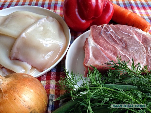 Лапша удон со свининой и кальмарами