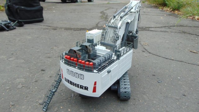 LIEBHERR R9800 Радиоуправляемая дилерская модель экскаватора в 50 масштабе