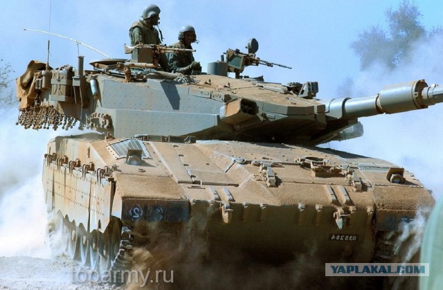 "Маленький" БТР Бумеранг на фоне танков т-72б3