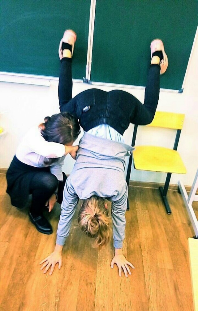 Дуры, хватит выёживаться перед фотиком
