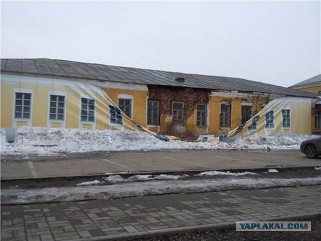 Потому что предусмотрено бюджетом. Окна в курганской больнице установили поверх кирпичной стены