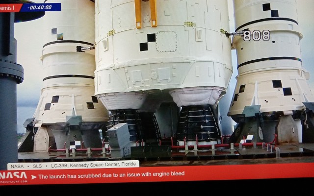 Старт лунной сверхтяжелой ракеты SLS назначен на 15:33 мск