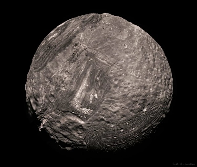 Самый некрасивый спутник в Солнечной системе: Миранда