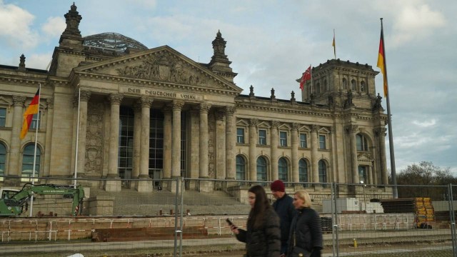 Над Рейхстагом в Берлине снова появилось знамя Победы