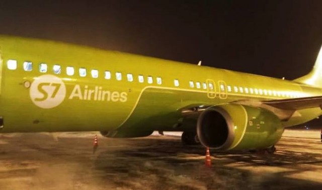 Пассажирский Boeing 737 авиакомпании S7 экстренно сел в Новосибирске из-за помпажа двигателей