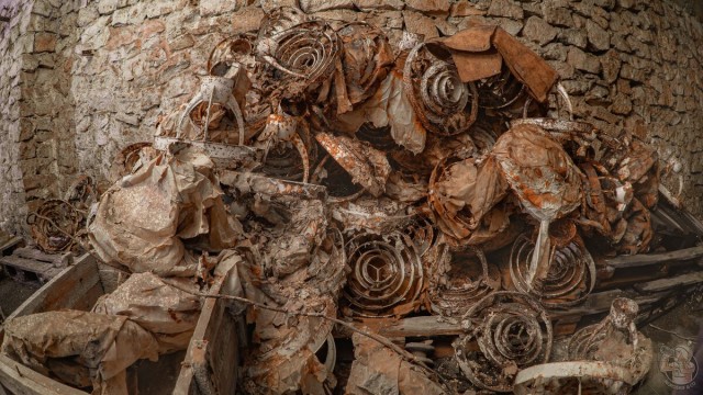 Показываю где "прятали" дефицит в СССР — это огромный подземный холодильник. Его вместимость 200 ЖД вагонов провизии!