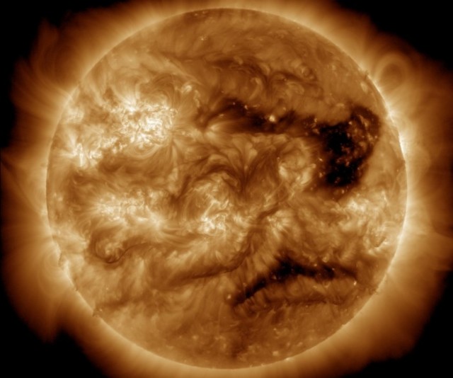 Земля вошла в поток скоростной плазмы из корональной дыры