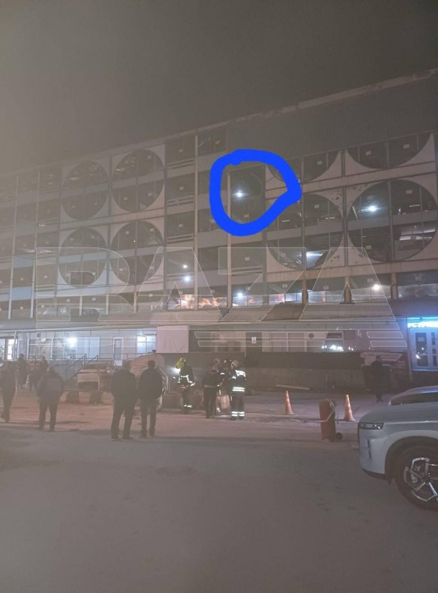 Женщина на машине упала с пятого этажа парковки.