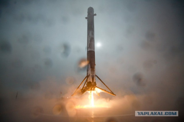 Ракета-носитель Falcon 9 компании SpaceX Элона Маска взорвалась на стартовой площадке.