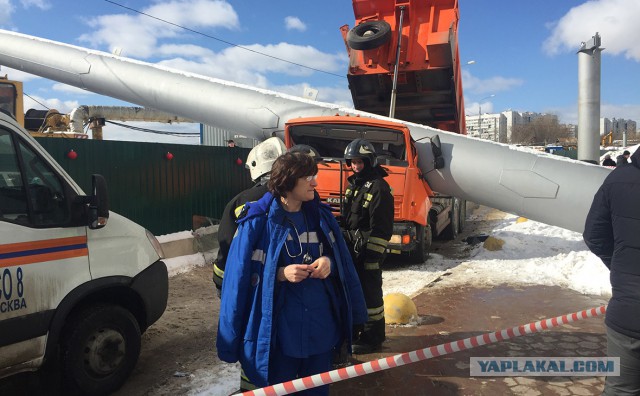 Под Вологдой балка моста обрушилась на самосвал: водитель погиб