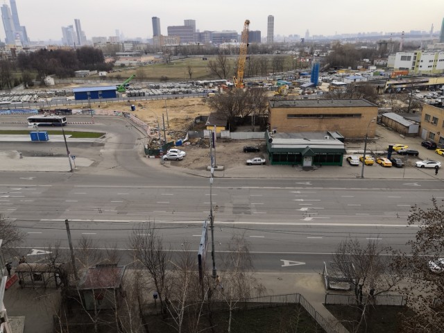 Давайте фото у кого какой вид из окна на оживленные улицы городов в настоящий момент