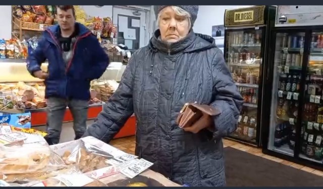 Продавщица снимает свою работу на камеру