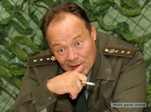 Неизвестный разгромил церковную лавку на территории храма Христа спасителя в Москве.