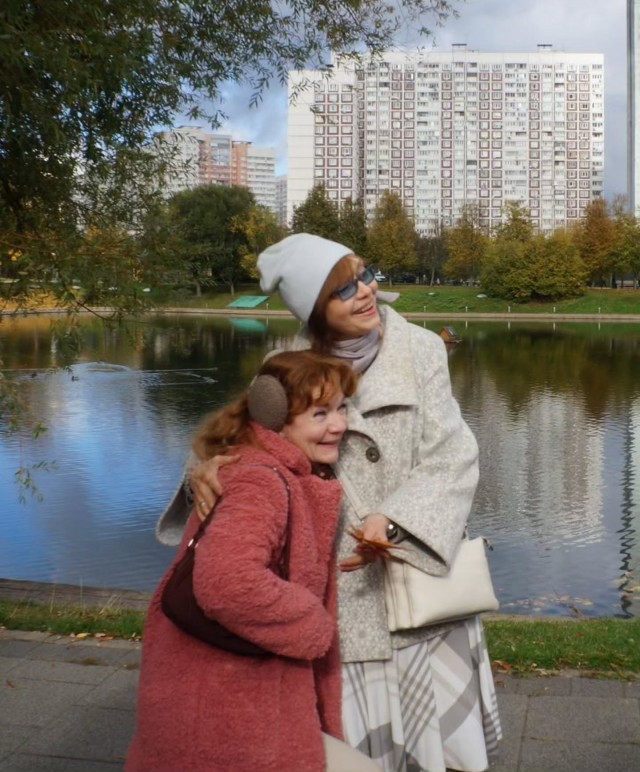 Алиса прогулялась по собственной аллее
