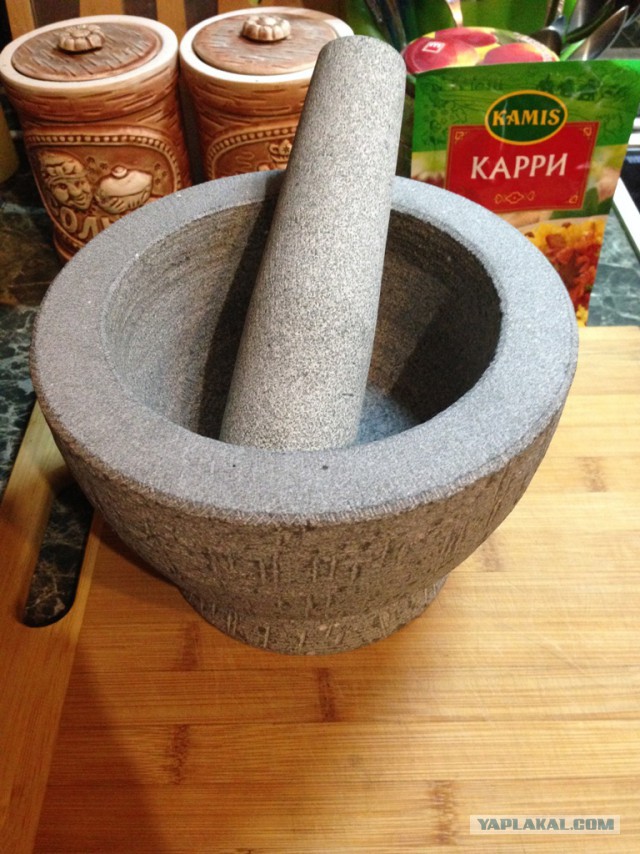 Свинина карри на листьях салата