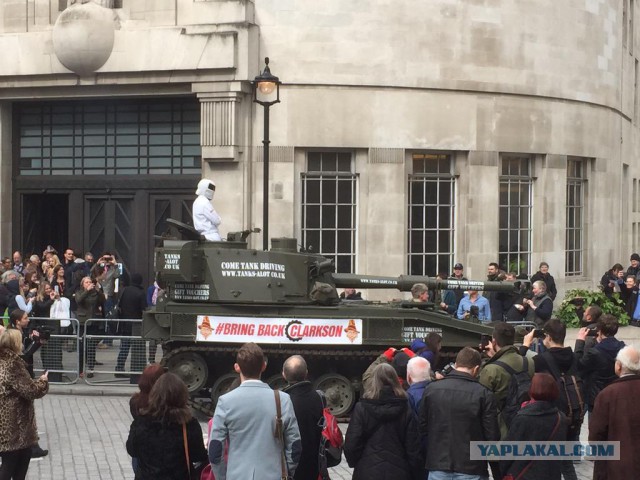 К офису BBC на танке привезли петицию