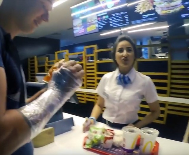 Работник McDonald’s запрещает съёмку в общественном месте