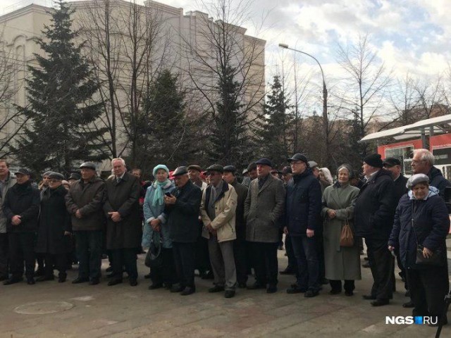 В Новосибирске прошло торжественное открытие постамента для стелы в честь 100-летия комсомола. Но есть несколько "но"