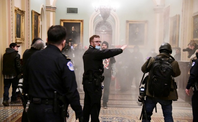 Силовики зачистили здание Конгресса с помощью слезоточивого газа и оружия
