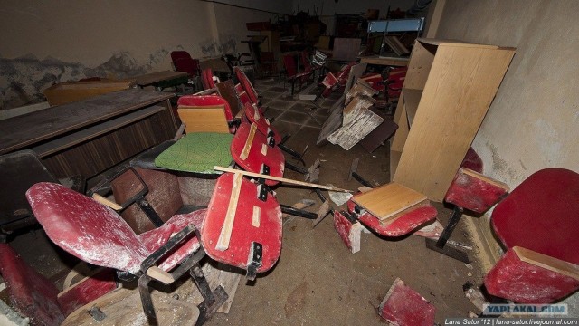 Пионерский лагерь с бассейном и бомбоубежищем