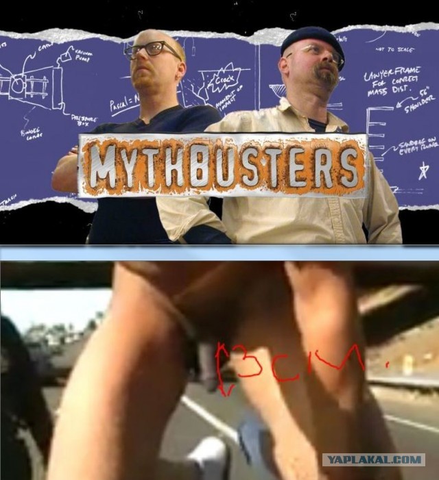 Голый негр запрыгнул на машину