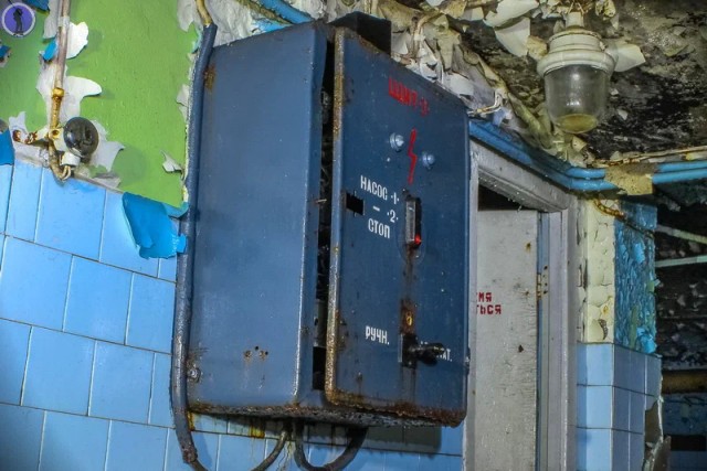 Это заброшенное советское убежище не успели разграбить мародёры и оно сгнило со всем содержимым