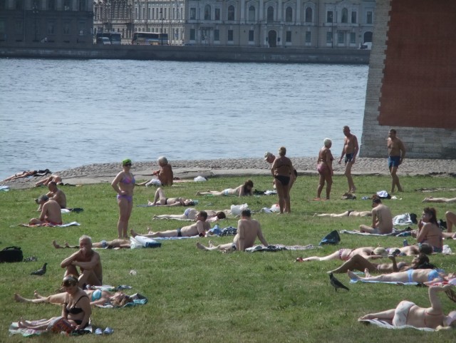 «Они нас считают за быдло». Активистка из Новороссийска предложила штрафовать полуголых туристов.