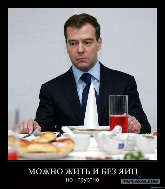 Навального закидали яйцами на вокзале в Уфе