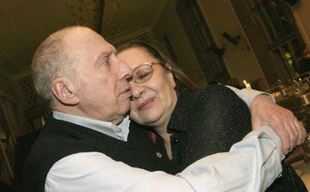 В его жизни было две женщины и обе ушли к нему от гениальных мужей. Настоящая фамилия и испытания в 70-е годы великого артиста