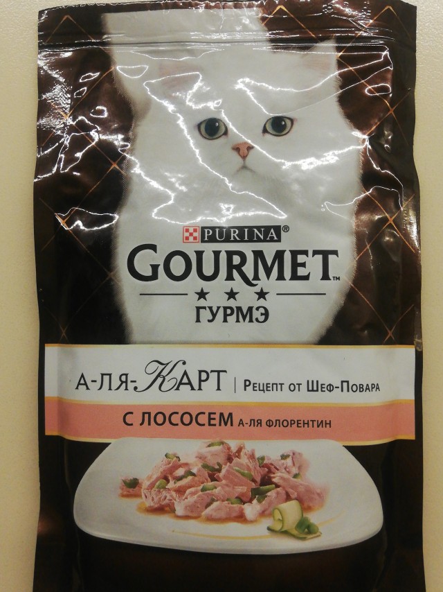 Совсем уже обнаглели, у котиков отжимают еду