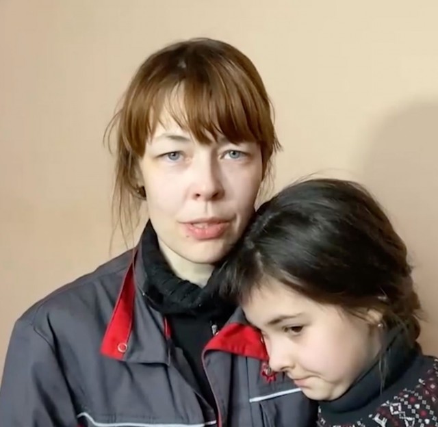С женщиной, которая вышла с "Азовстали" вместе с семьёй, тоже всё непросто