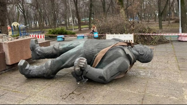 В Днепропетровске снесли памятники Горькому и Чкалову