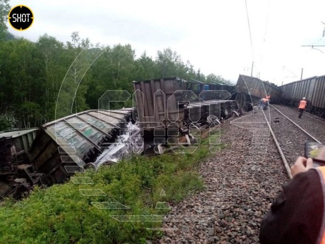 Поезд с зерном сошёл с рельсов из-за подрыва железнодорожного полотна в Крыму.