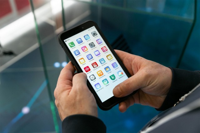 "Собрать за 60 секунд!" - в Калининградской области делают 1 смартфон в минуту.