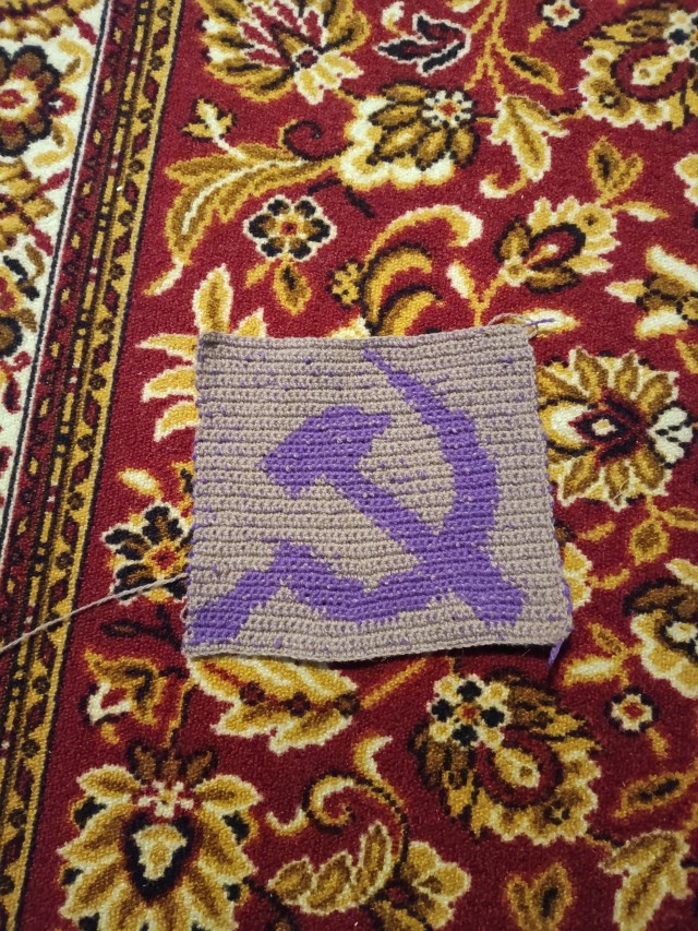 Символ солидарности рабочих и крестьян крючком