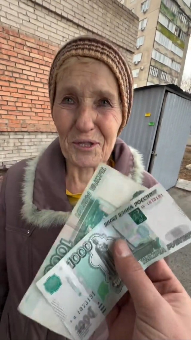 Лучезарная женщина с красивыми глазами, делает этот мир лучше
