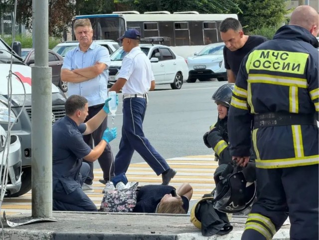 Машина сбила людей на пешеходном переходе в Омске, пострадали минимум 7 человек