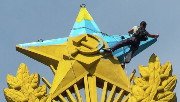В горах Швейцарии погиб оправданный по делу о покраске звезды на высотке в Москве бейсджампер