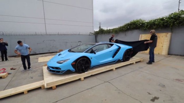 Распаковка суперкара Lamborghini Centenario