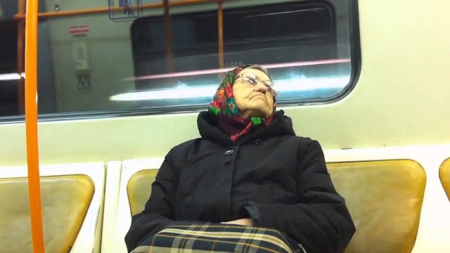 Старушка в московском метро (вопрос к девушкам)